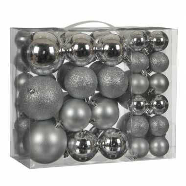 Plastic kerstballenpakket 46x zilveren kunststof kerstballen mix