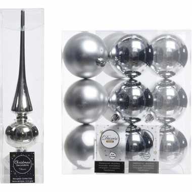 Plastic kerstboom decoratie zilver piek en 12x kerstballen 8 cm
