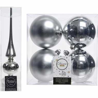 Plastic kerstboom decoratie zilver piek en 4x kerstballen 10 cm