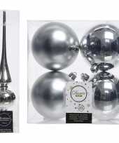 Plastic kerstboom decoratie zilver piek en 4x kerstballen 10 cm